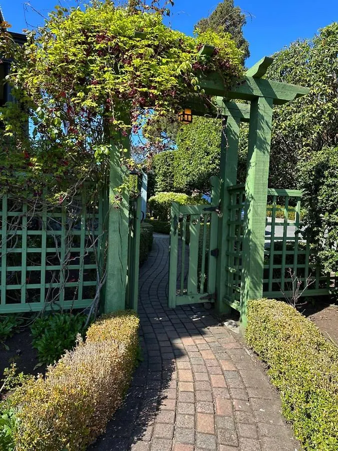 Prior Castle Inn Victoria 3*,