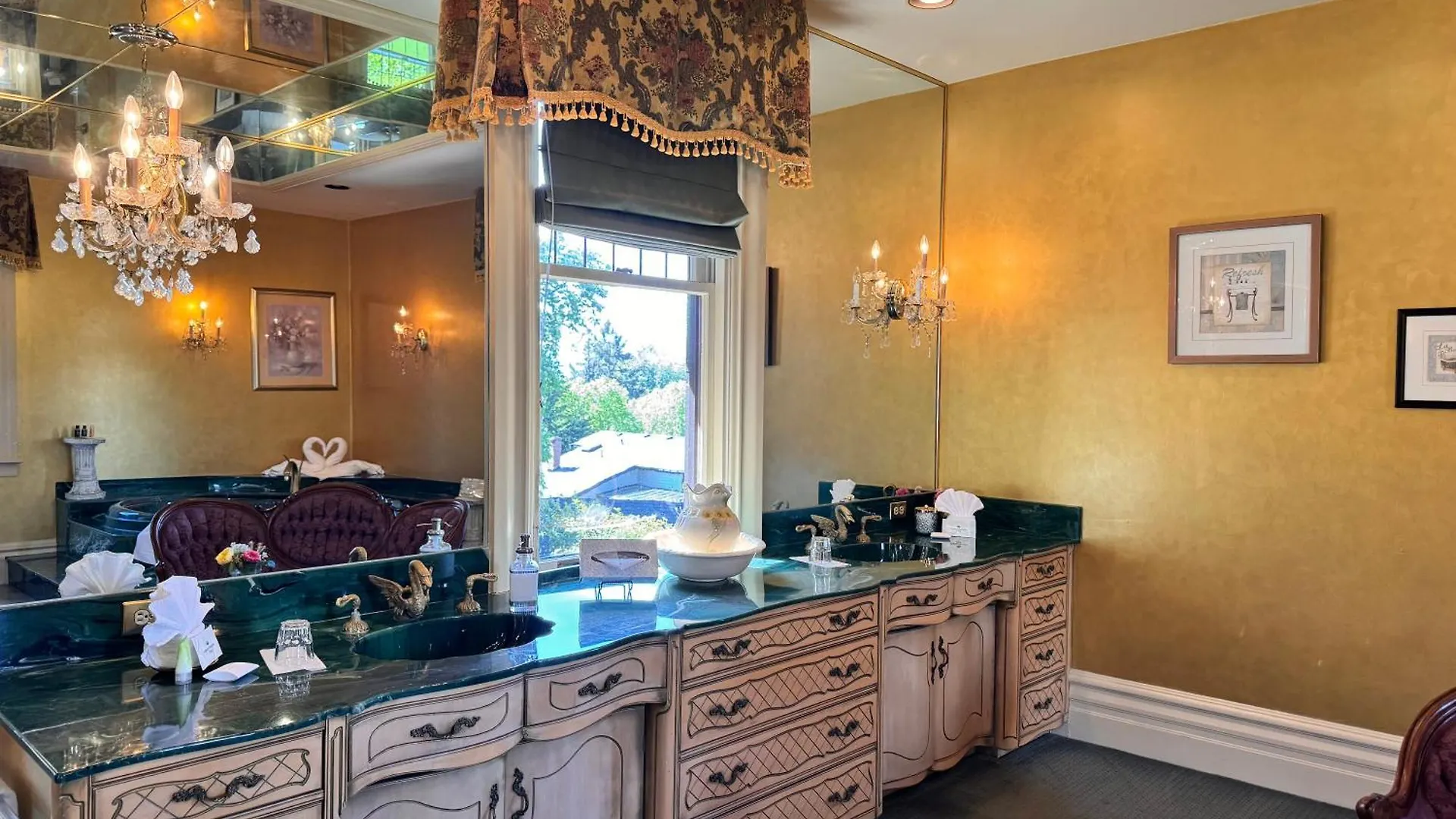 Prior Castle Inn Victoria Bed & Breakfast